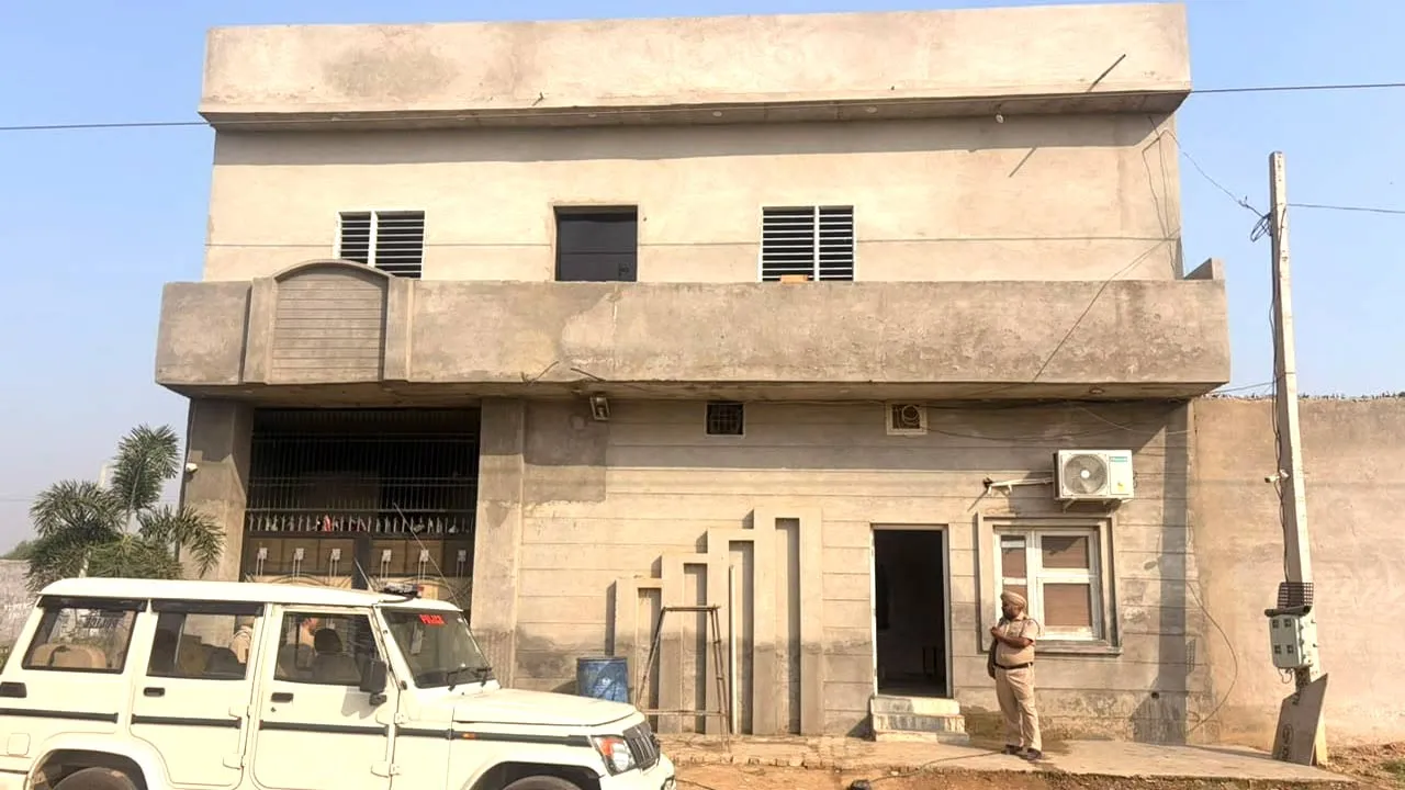Malerkotla Police Raid: ਮਾਲੇਰਕੋਟਲਾ ਪੁਲਿਸ ਵੱਲੋਂ ਗੈਰ-ਕਾਨੂੰਨੀ ਨਸ਼ਾ ਛੁਡਾਊ ਕੇਂਦਰ ਦਾ ਪਰਦਾਫਾਸ਼, 49 ਵਿਅਕਤੀਆਂ ਨੂੰ ਛੁਡਵਾਇਆ