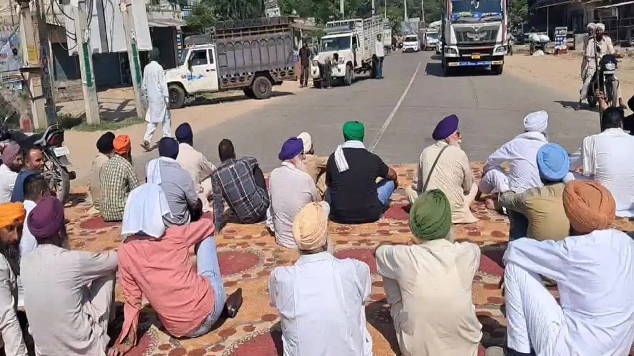 ਸੜਕ ਦੀ ਮੁਰੰਮਤ ਦੀ ਮੰਗ ਨੂੰ ਲੈ ਕੇ ਪਿੰਡਾਂ ਦੇ ਲੋਕਾਂ ਵੱਲੋਂ ਘੱਗਾ ਨੇੜੇ ਪਾਤੜਾਂ-ਪਟਿਆਲਾ ਮੁੱਖ ਮਾਰਗ ਜਾਮ