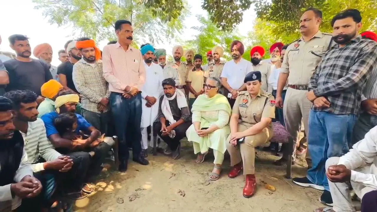 Alisher Road Accident: ਡਿਪਟੀ ਕਮਿਸ਼ਨਰ ਪੂਨਮਦੀਪ ਕੌਰ ਅਤੇ ਐੱਸ.ਐੱਸ.ਪੀ. ਡਾ. ਰਵਜੋਤ ਗਰੇਵਾਲ ਵੱਲੋਂ ਪੀੜਤ ਪਰਿਵਾਰਾਂ ਨਾਲ ਮੁਲਾਕਾਤ
