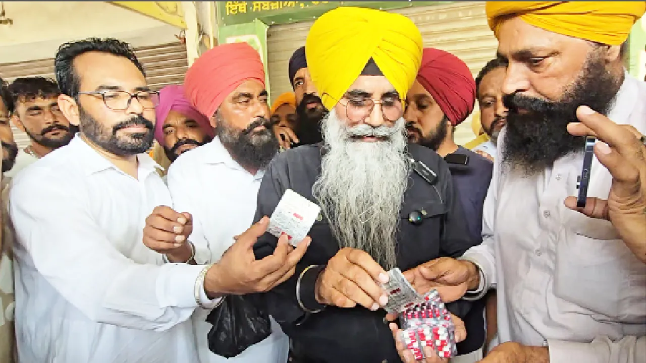 Punjab Bandh: ਬੰਦ ਦੌਰਾਨ ਵਿਕ ਰਿਹਾ ਸੀ ਨਸ਼ਾ, ਧਰਨਾਕਾਰੀਆਂ ਵੱਲੋਂ ਛਾਪੇਮਾਰੀ ਦੌਰਾਨ 240 ਕੈਪਸੂਲ ਬਰਾਮਦ