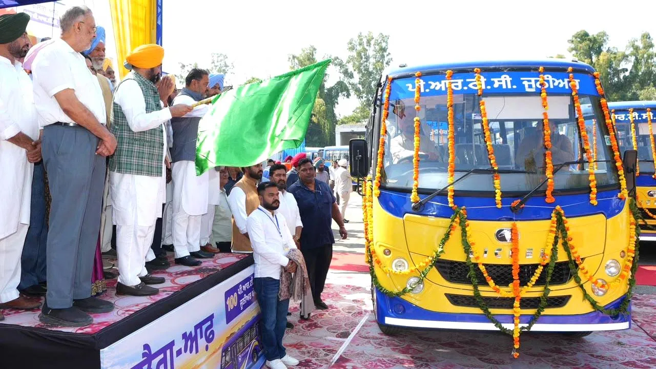 Punjab Bus Service News: ਪੰਜਾਬ ਦੇ ਹਰ ਪਿੰਡ ਤੱਕ ਬੱਸ ਸੇਵਾ ਪਹੁੰਚਾਉਣ ਦਾ ਟੀਚਾ, ਮੁੱਖ ਮੰਤਰੀ ਮਾਨ ਨੇ 100 ਨਵੀਆਂ ਮਿੰਨੀ ਬੱਸਾਂ ਨੂੰ ਦਿਖਾਈ ਹਰੀ ਝੰਡੀ