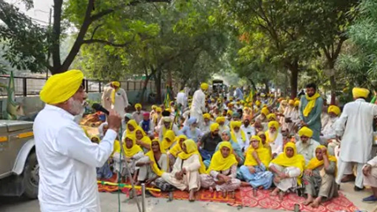 Punjab Farmers Protest News: ਸਹਿਕਾਰੀ ਸਭਾਵਾਂ ’ਚ ਕਰਜ਼ੇ ਦੀ ਹੱਦ ਅਤੇ ਵਿਆਜ ਦਰਾਂ ਵਧਾਉਣ ਖ਼ਿਲਾਫ਼ ਕਿਸਾਨਾਂ ਦਾ ਰੋਸ ਧਰਨਾ