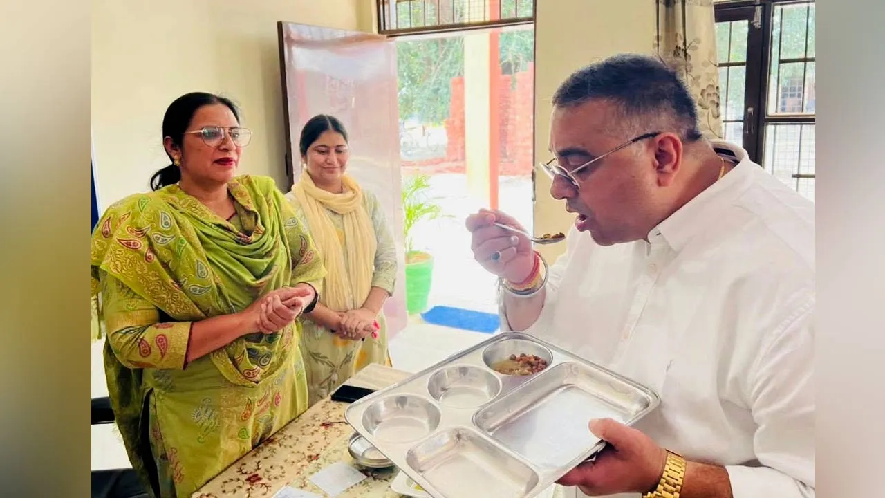 Amritsar News: ਪੰਜਾਬ ਰਾਜ ਖੁਰਾਕ ਕਮਿਸ਼ਨ ਵੱਲੋਂ ਅੰਮ੍ਰਿਤਸਰ ਦੇ ਪਿੰਡ ਗੁਰੂਵਾਲੀ ’ਚ ਲਗਾਤਾਰ ਦੂਜੇ ਦਿਨ ਅਚਨਚੇਤ ਦੌਰਾ