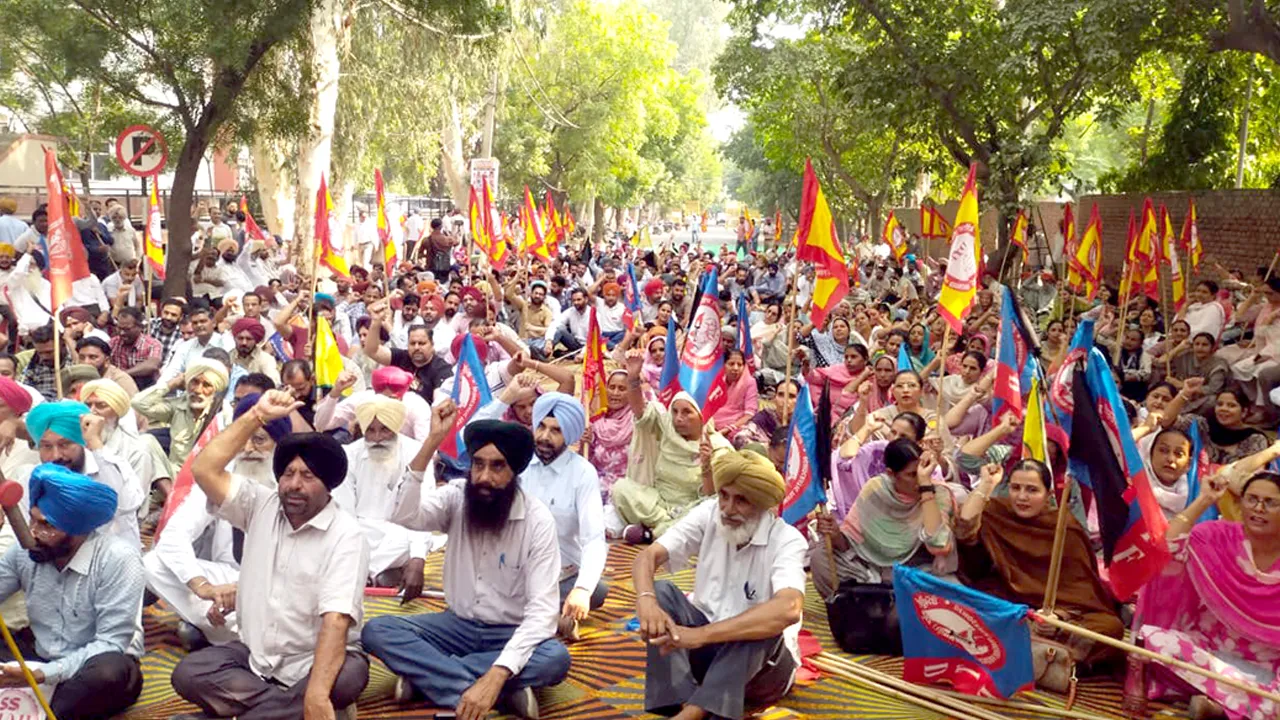 Punjab Govt Employees Strike: ਸਰਕਾਰੀ ਕੰਮਕਾਜ ਨੂੰ ਬਰੇਕਾਂ! ਹੜਤਾਲ ਨੂੰ ਖ਼ਤਮ ਕਰਵਾਉਣ ਲਈ ਮੀਟਿੰਗ ਵੀ ਰਹੀ ਬੇਸਿੱਟਾ