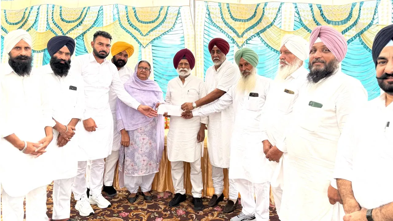 Punjab Local News: ਪਿੰਡ ਟਿੱਬੀ ਦੇ ਖੇਡ ਸਟੇਡੀਅਮ ਲਈ ਮਿਲੇ 4 ਲੱਖ, ਡਾ. ਅਮਰ ਸਿੰਘ ਨੇ ਸੌਂਪਿਆ ਚੈੱਕ