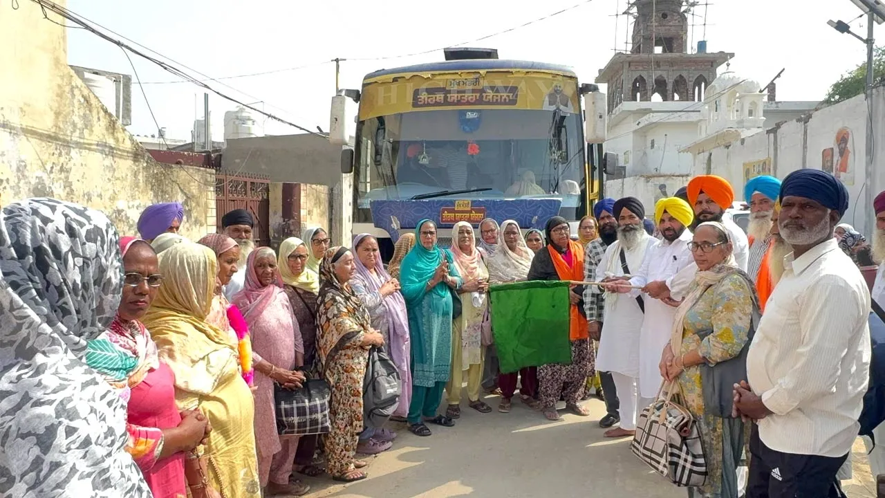 Punjab Tirth Yatra Scheme: ਕੈਬਨਿਟ ਮੰਤਰੀ ਹਰਭਜਨ ਸਿੰਘ ਈ.ਟੀ.ਓ. ਨੇ ਮੁੱਖ ਮੰਤਰੀ ਤੀਰਥ ਯਾਤਰਾ ਦੀ ਬੱਸ ਨੂੰ ਹਰੀ ਝੰਡੀ ਦਿਖਾ ਕੀਤਾ ਰਵਾਨਾ