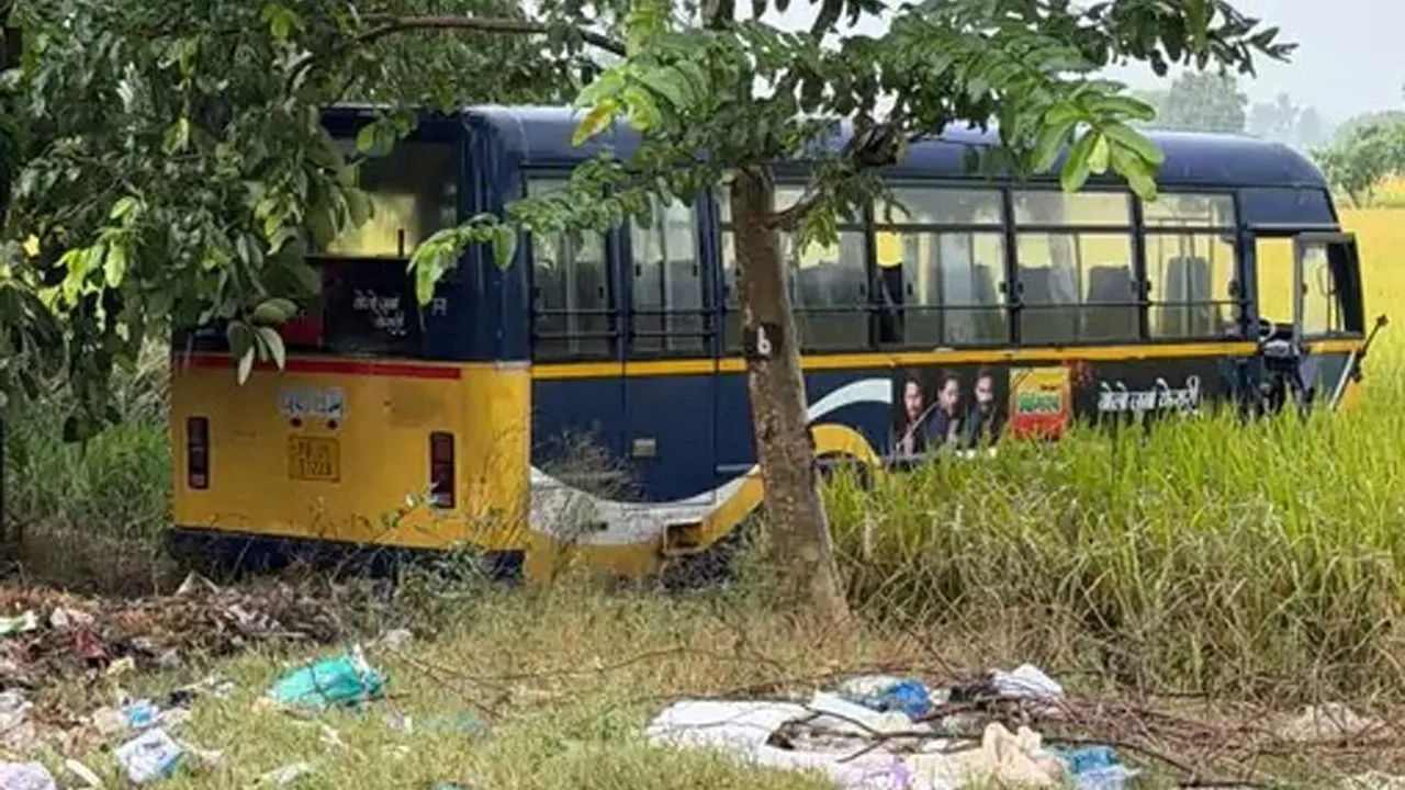 Road Accident: ਜਗਰਾਉਂ ਤੋਂ ਸਿੱਧਵਾਂ ਬੇਟ ਰੋਡ ’ਤੇ ਕਾਰ ਤੇ PRTC ਮਿੰਨੀ ਬੱਸ ਦੀ ਆਹਮੋ-ਸਾਹਮਣੇ ਟੱਕਰ, ਬੱਸ ਝੋਨੇ ਦੇ ਖੇਤਾਂ ’ਚ ਵੜੀ