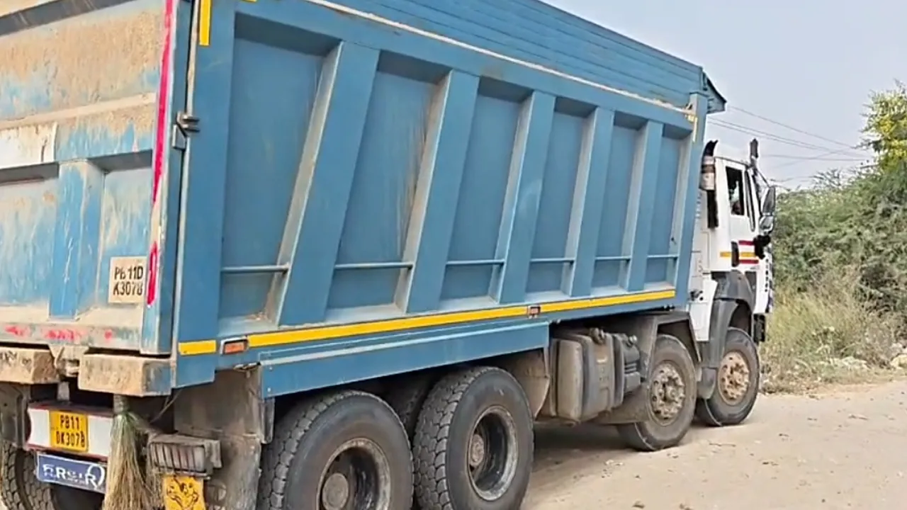 Road Accident: ਤੇਜ਼ ਰਫ਼ਤਾਰ ਟਿੱਪਰ ਦਾ ਕਹਿਰ, ਕਾਰ ਨੂੰ ਮਾਰੀ ਟੱਕਰ