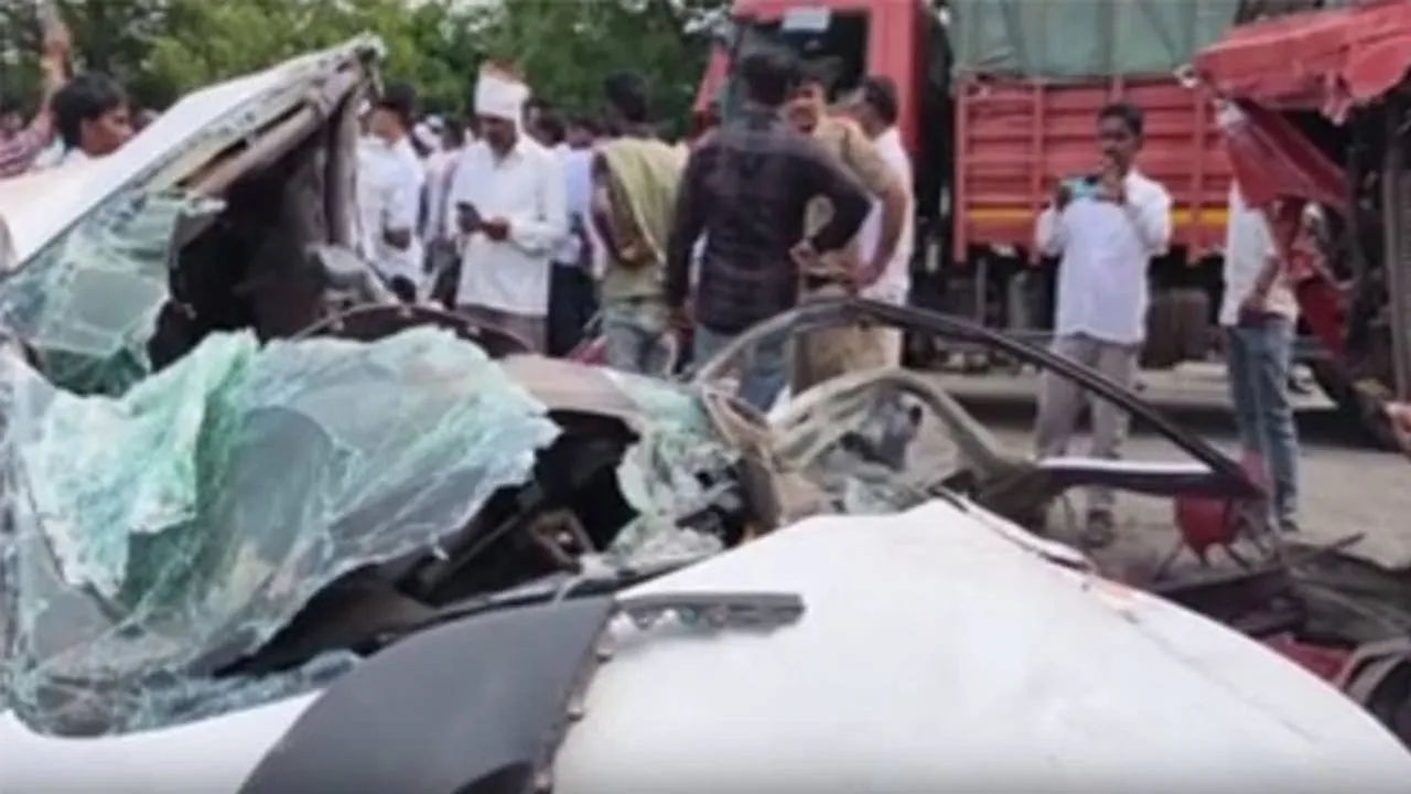 Road Accident: ਬੀੜ ਵਿੱਚ ਐਸਟੀ ਬੱਸ ਤੇ ਕਾਰ ਦੀ ਟੱਕਰ, ਪੰਜ ਲੋਕਾਂ ਦੀ ਮੌਤ, ਇੱਕ ਜ਼ਖਮੀ