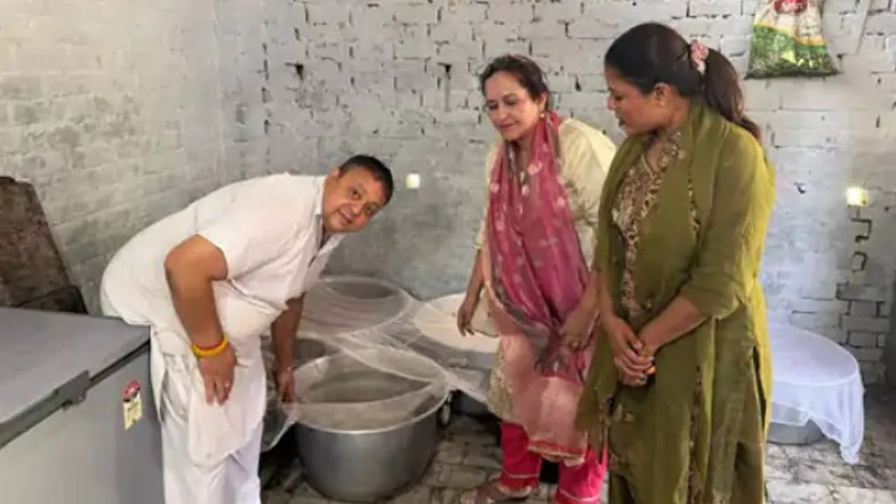 Tarn Taran Food Adulteration News: ਤਿਉਹਾਰਾਂ ਦੇ ਸੀਜ਼ਨ ’ਚ ਫੂਡ ਸੇਫਟੀ ਵਿਭਾਗ ਸਖ਼ਤ, ਤਰਨਤਾਰਨ ’ਚ ਪਨੀਰ ਸਮੇਤ 6 ਖਾਣ-ਪੀਣ ਵਾਲੀਆਂ ਵਸਤਾਂ ਦੇ ਸੈਂਪਲ ਭਰੇ