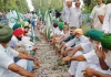 Samyukt Kisan Morcha: ਦਿੱਲੀ ਜਾਣ ਤੋਂ ਰੋਕੇ ਕਿਸਾਨਾਂ ਦੇ ਹੱਕ ’ਚ ਐਸਕੇਐਮ ਨਾਨ ਪੋਲੀਟੀਕਲ ਦਾ ਰੋਸ, ਰੇਲਵੇ ਟਰੈਕ ’ਤੇ ਸੰਕੇਤਕ ਧਰਨਾ