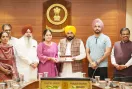 Bhagwant Mann: ਮੁੱਖ ਮੰਤਰੀ ਭਗਵੰਤ ਸਿੰਘ ਮਾਨ ਵੱਲੋਂ ਯੂ.ਪੀ.ਐਸ.ਸੀ.-2025 ਪਾਸ ਕਰਨ ਵਾਲੇ ਉਮੀਦਵਾਰਾਂ ਦਾ ਸਨਮਾਨ; ਕਿਹਾ, ਪੰਜਾਬ ਦੇ ਆਮ ਪਰਿਵਾਰਾਂ ਦੇ ਬੱਚੇ ਲਗਾਤਾਰ ਸੂਬੇ ਦਾ ਮਾਣ ਵਧਾ ਰਹੇ