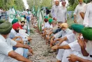 Samyukt Kisan Morcha: ਦਿੱਲੀ ਜਾਣ ਤੋਂ ਰੋਕੇ ਕਿਸਾਨਾਂ ਦੇ ਹੱਕ ’ਚ ਐਸਕੇਐਮ ਨਾਨ ਪੋਲੀਟੀਕਲ ਦਾ ਰੋਸ, ਰੇਲਵੇ ਟਰੈਕ ’ਤੇ ਸੰਕੇਤਕ ਧਰਨਾ