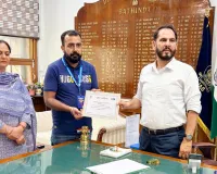 Bathinda News: ਮੁੱਖ ਚੋਣ ਕਮਿਸ਼ਨਰ ਵੱਲੋਂ ਪੰਜਾਬ ਦੇ ਟਾਪ-100 ’ਚ ਸ਼ਾਮਲ ਜ਼ਿਲ੍ਹੇ ਦੇ ਤਿੰਨ ਬੀਐਲਓਜ਼ ਸਨਮਾਨਿਤ