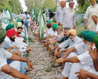 Samyukt Kisan Morcha: ਦਿੱਲੀ ਜਾਣ ਤੋਂ ਰੋਕੇ ਕਿਸਾਨਾਂ ਦੇ ਹੱਕ ’ਚ ਐਸਕੇਐਮ ਨਾਨ ਪੋਲੀਟੀਕਲ ਦਾ ਰੋਸ, ਰੇਲਵੇ ਟਰੈਕ ’ਤੇ ਸੰਕੇਤਕ ਧਰਨਾ