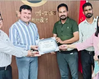 Faridkot News: ਵਿਸ਼ੇਸ਼ ਕਾਰਗੁਜ਼ਾਰੀ ਲਈ ਦੋ ਬੀਐੱਲਓਜ਼ ਨੂੰ ਜਿਲ੍ਹਾ ਚੋਣ ਅਫ਼ਸਰ ਨੇ ਪ੍ਰਸ਼ੰਸਾ ਪੱਤਰ ਨਾਲ ਕੀਤਾ ਸਨਮਾਨਿਤ