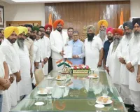 Punjab News: ਆਪ ਵਿਧਾਇਕ ਕੁਲਦੀਪ ਸਿੰਘ ਧਾਲੀਵਾਲ ਨੇ ਰਾਜਪਾਲ ਨਾਲ ਕੀਤੀ ਮੁਲਾਕਾਤ, ਅਜਨਾਲਾ ਨੂੰ ਹੜ੍ਹਾਂ ਤੋਂ ਬਚਾਉਣ ਲਈ ਉਜ ਨਦੀ 'ਤੇ ਡੈਮ ਬਣਾਉਣ ਦੀ ਕੀਤੀ ਮੰਗ