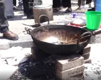 Gas Cylinder Crisis: ਕਾਠਮੰਡੂ ’ਚ ਗੈਸ ਦੀ ਘਾਟ, ਵਿਦਿਆਰਥੀਆਂ ਨੇ ਲੱਕੜ ਦੀ ਵਰਤੋਂ ਕਰਕੇ ਸੜਕ 'ਤੇ ਪਕਾਇਆ ਖਾਣਾ