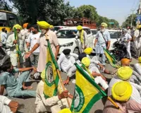 Barnala Farmers Protest: ਡੀਸੀ ਦਫ਼ਤਰ ਦਾ ਗੇਟ ਬੰਦ, ਗੁੱਸੇ ’ਚ ਕਿਸਾਨਾਂ ਨੇ ਮੁੱਖ ਸੜਕ ਜਾਮ ਕਰ ਲਾਇਆ ਧਰਨਾ