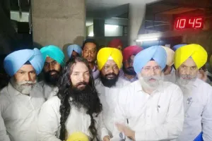 ‘ਆਪ’ ਵਿਧਾਇਕਾਂ  ਘੜੀਸ  ਘੜੀਸ ਕੇ ਸੁੱਟਿਆ ਸਦਨ ਤੋਂ ਬਾਹਰ