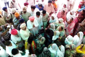 ਪੁਲਿਸ ਦੀ ਢਿੱਲ ਖਿਲਾਫ਼ ਵਰ੍ਹਦੇ ਮੀਂਹ ‘ਚ ਦਿੱਤਾ ਧਰਨਾ 