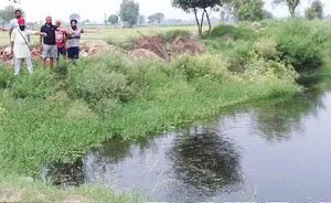 ਲਸਾੜਾ ਡਰੇਨ ਦੀ ਸਫ਼ਾਈ ਨਾ ਹੋਣ ਖਿਆਫ਼ ਨਾਅਰੇਬਾਜ਼ੀ
