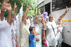 ਕਰਜਾ ਮੁਆਫੀ  ਨੂੰ ਲੈ ਕੇ ਕਿਸਾਨ ਔਰਤਾਂ ਨੇ ਦਿੱਤੀਆਂ ਗ੍ਰਿਫਤਾਰੀਆਂ