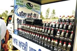 ਆਪ ਆਗੂਆਂ ਨੇ ਭਰੇ ਬੁੱਢੇ ਨਾਲੇ ‘ਚੋਂ ਜ਼ਹਿਰੀਲੇ ਪਾਣੀ ਦੇ ਨਮੂਨੇ