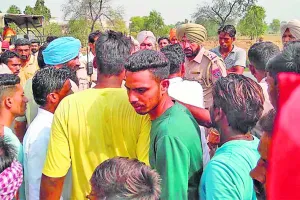 ਸਬਜ਼ੀ ਅਤੇ ਫਲ ਲੱਦੀਆਂ ਗੱਡੀਆਂ ਨੂੰ ਕਿਸਾਨਾਂ ਰੋਕਿਆ, ਪੁਲਿਸ ਨੇ ਛੁਡਵਾਇਆ