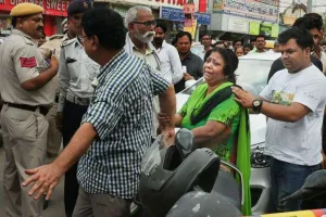 ਅੱਖਾਂ ਬੰਦ ਕਰ ਰਹੇ ਹਾਂ ਤਾਂਕਿ ਬੁਰੀ ਵਸਤੂ ਨਾ ਦੇਖ ਸਕੀਏ