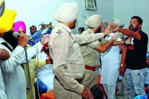 ਖਹਿਰਾ ਦੀ ਹਾਜ਼ਰੀ ‘ਚ ਵਲੰਟੀਅਰਾਂ ਲਾਏ ਕੇਜਰੀਵਾਲ ਤੇ ਭਗਵੰਤ ਮਾਨ ਦੇ ਹੱਕ ‘ਚ ਨਾਅਰੇ