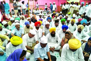 ਮਿਲੇ ਭੀ ਤੋ ਕਿਆ ਮਿਲੇ, ਨਾ ਸਿਰ ਜੁੜੇ ਨਾ ਆਂਖ ਮਿਲੀ….
