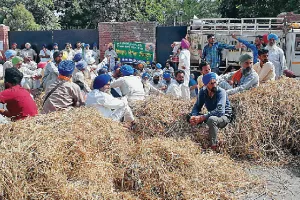 ਕਿਸਾਨਾਂ ਜ਼ਿਲ੍ਹਾ ਪ੍ਰਬੰਧਕੀ ਕੰਪਲੈਕਸ ਮੂਹਰੇ ਲਾਏ ਪਰਾਲੀ ਦੇ ਢੇਰ
