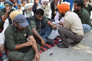 ਲੇਬਰ ਕਮਿਸ਼ਨਰ ਨੂੰ ਗੈਸ ਏਜੰਸੀ ਵਰਕਰਾਂ ਨੇ ਘੇਰਿਆ, ਖੂਨ ਦਾ ਪਿਆਲਾ ਸੌਂਪਿਆ