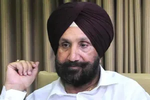 ਨੀਂਹਪੱਥਰ ‘ਤੇ ਬਾਦਲਾਂ ਦਾ ਨਾਂਅ ਦੇਖ ਭੜਕੇ ਰੰਧਾਵਾ