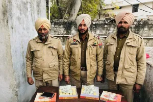 ਮਠਿਆਈ ਦੇ ਡੱਬੇ ‘ਚ ਵੋਟਰਾਂ ਨੂੰ ਪੈਸੇ ਦਿੰਦੇ ਸਰਪੰਚ ਉਮੀਦਵਾਰ ਦੇ ਪਤੀ ‘ਤੇ ਮਾਮਲਾ ਦਰਜ
