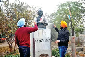 ਯੂਥ ਅਕਾਲੀ ਨੇ ਰਾਜੀਵ ਗਾਂਧੀ ਦੀ ਬੁੱਤ ਤੇ ਕਾਲਿਖ ਮਲ਼ੀ 