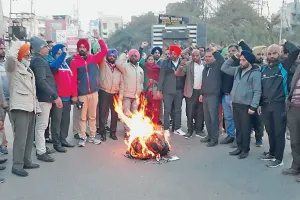 ਅਧਿਆਪਕ ਆਗੂਆਂ ਦੀਆਂ ਸੇਵਾਵਾਂ ਖਤਮ ਕਰਨ ਵਿਰੁੱਧ ਪ੍ਰਦਰਸ਼ਨ