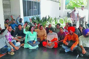 ਹਿੰਦੀ ਵਿਭਾਗ ਦੇ ਵਿਦਿਆਰਥੀਆਂ ਵੱਲੋਂ ਧਰਨਾ, ਕਮਲਜੀਤ ਕੌਰ ਵੱਲੋਂ ਭੁੱਖ ਹੜਤਾਲ ਸ਼ੁਰੂ