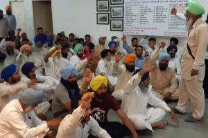 ਕਿਸਾਨਾਂ ਨੇ ਡੀਸੀ ਦੇ ਕਮਰੇ ‘ਚ ਲਾਇਆ ਧਰਨਾ, ਡੀਸੀ ਬਾਹਰ