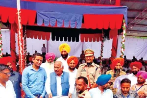 ਅਜ਼ਾਦੀ ਦਿਹਾੜਾ : ਘੱਗਰ ਦਾ ਪਾੜ ਪੂਰਨ ਵਾਲੇ ਡੇਰਾ ਸੱਚਾ ਸੌਦਾ ਦੇ ਸੇਵਾਦਾਰਾਂ ਦਾ ਸਨਮਾਨ
