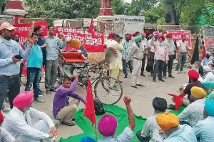 ਬਿਜਲੀ ਮੁਲਾਜ਼ਮਾਂ ਨੇ ਤੇਜ਼ ਧੁੱਪ ‘ਚ ਪਾਵਰਕੌਮ ਤੇ ਟਰਾਂਸਕੋ ਦੇ ਤਿੰਨਾਂ ਗੇਟਾਂ ਅੱਗੇ ਕੀਤੀ ਨਾਅਰੇਬਾਜ਼ੀ