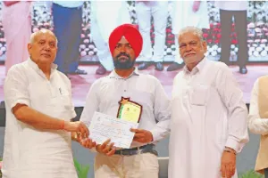 ਪਰਾਲੀ ਨੂੰ ਅੱਗ ਨਾ ਲਗਾਉਣ ਵਾਲੇ ਕਿਸਾਨ ਨੂੰ ਮਿਲਿਆ ਕੌਮੀ ਸਨਮਾਨ
