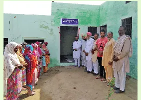 ਸਾਧ-ਸੰਗਤ ਵੱਲੋਂ ਬਣਾ ਕੇ ਦਿੱਤਾ ਗਿਆ ਮਕਾਨ ਪਰਿਵਾਰ ਨੂੰ ਸੌਂਪਿਆ