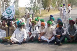 ਕਿਸਾਨ ਆਗੂ ਦੀ ਗ੍ਰਿਫ਼ਤਾਰੀ ਖਿਲਾਫ਼ ਚੱਕਾ ਜਾਮ