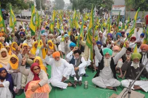 ਨਰਮੇ ਦੀ ਸਰਕਾਰੀ ਖਰੀਦ ਨਾ ਹੋਣ ਤੋਂ ਅੱਕੇ ਕਿਸਾਨਾਂ ਨੇ ਘੇਰਿਆ ਭਾਰਤੀ ਕਪਾਹ ਨਿਗਮ ਦਾ ਦਫ਼ਤਰ