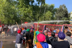 ਜਿਨਸੀ ਸ਼ੋਸਣ: ਡੀਸੀ ਦਫਤਰ ਘੇਰਨ ਜਾਂਦੇ ਮੁਜ਼ਾਹਰਾਕਾਰੀਆਂ ‘ਤੇ ਲਾਠੀਚਾਰਜ