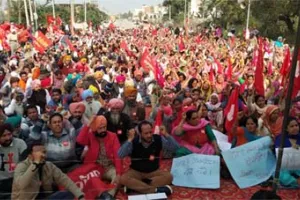 ਪੰਜਾਬ ਤੇ ਯੂ.ਟੀ. ਮੁਲਾਜ਼ਮ ਸੰਘਰਸ਼ ਮੋਰਚੇ ਦੀ ਅਗਵਾਈ ‘ਚ ਹਜ਼ਾਰਾਂ ਮੁਲਾਜ਼ਮਾਂ ਨੇ ਕੀਤਾ ਰੋਸ ਪ੍ਰਦਰਸ਼ਨ