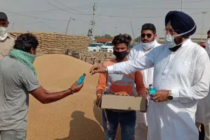 ਵਰਦੇਵ ਮਾਨ ਨੇ ਮੰਡੀਆਂ ‘ਚ ਕਿਸਾਨ ਮਜਦੂਰਾਂ ਨੂੰ ਸੈਨੇਟਾਈਜ਼ਰ ਵੰਡੇ