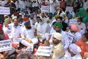 ਵੈਕਸੀਨ ਘੁਟਾਲੇ ’ਚ ਘਿਰੇ ਬਲਬੀਰ ਸਿੱਧੂ ਦੀ ਕੋਠੀ ਦਾ ਘਿਰਾਓ ਕਰਨ ਪਹੁੰਚੀ ‘ਆਪ’, ਪੁਲਿਸ ਨਾਲ ਧੱਕਾ ਮੁੱਕੀ